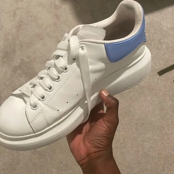 Selling very expensive Alexander McQueen shoes Alexander McQueen Oversized White Light Gold Size 9.5  main image 2